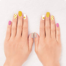 Load image into Gallery viewer, Daisies Nail Wrap Kit